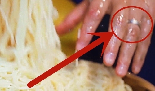 拌面|黄磊用手拌面时,戒指都不摘,真不知道说他重感情还是不讲卫生
