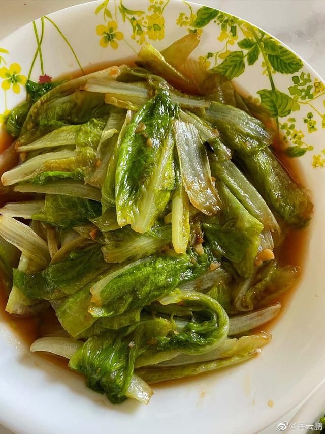  岳云鹏|岳云鹏晒午餐，一桌子下酒菜和饺子，获7万多赞，网友：真接地气