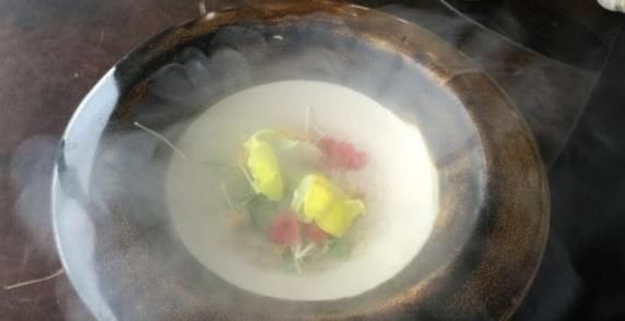 体验|亲临体验全澳最著名法国餐厅,品17道菜,赏55层美景,就餐3小时