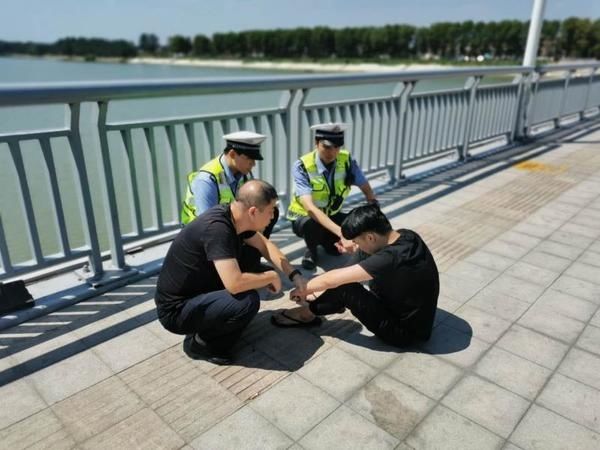 孔艺龙|失恋小伙为情所困欲跳河，危急时刻他们来了