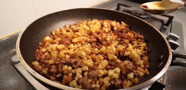 土豆|传说吃了能发财的家常下饭菜,做法简单一学就会,寓意财源滚滚