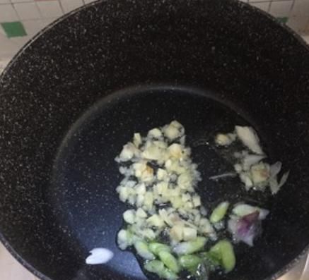  香喷喷|米粉老是太油腻？大妈教你这样做，不油炒，不水煮，出锅香喷喷！