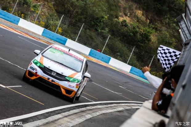 转向|601号赛车被撞，轮圈缺一块还能完赛。818号赛车突然无法转向