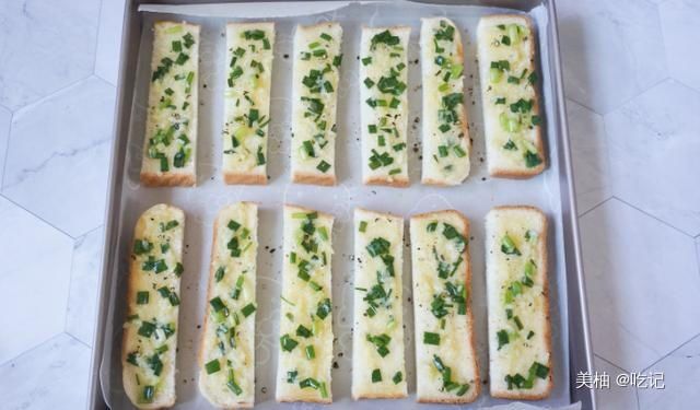 酥脆|嘎嘣脆，咬上一口酥脆掉渣的蒜香吐司条，香味扑鼻，值得一试