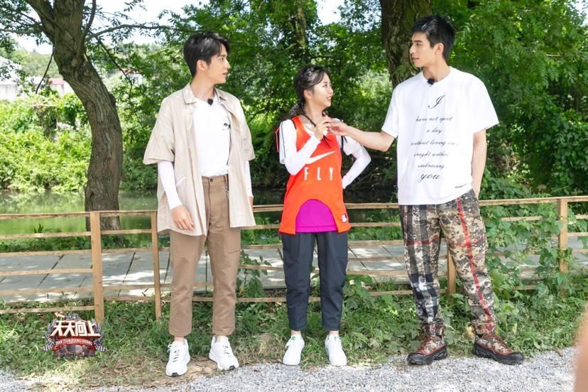 综艺|综艺 |《天天向上》开启“江山”系列,王一博驾照“转正”第一次上路