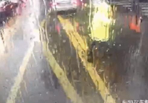 公交车|危急关头，“公交车”变身“急救车”，交警雨中狂奔开道！