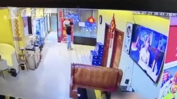  打电话|4小伙组团吃霸王餐，剩一个假装打电话飞奔出门