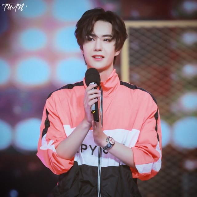  长大|王一博新称号：“综艺小天才”，搞笑与酷盖并存，啵啵长大了