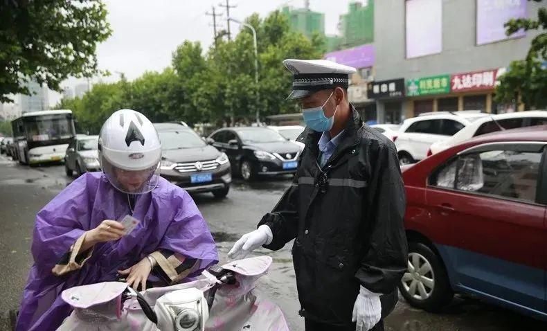  电动|一致好评丨招远交警冒雨走上街头帮电动自行车上牌!