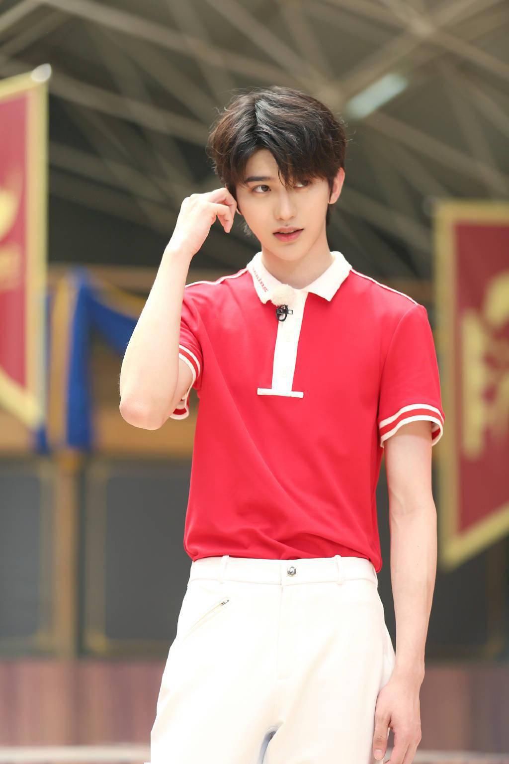  蔡徐坤|《奔跑吧》第九期播出 蔡徐坤身骑白马满足所有幻想