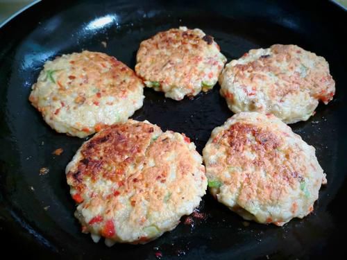 莲菜蔬菜饼|这两种食材,一个健脾一个护眼,搭配做成小饼,咬一口满嘴香!