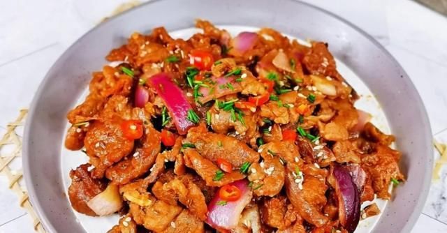  简易版|牛肉这样做比烧烤店还好吃，家庭简易版烧烤方法简单，上桌一秒光