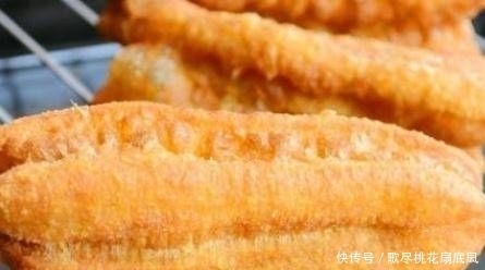 聪明|奶奶有一个聪明的方法做油条:不要煎或加水,香酥软脆特别好吃,简单零失败!