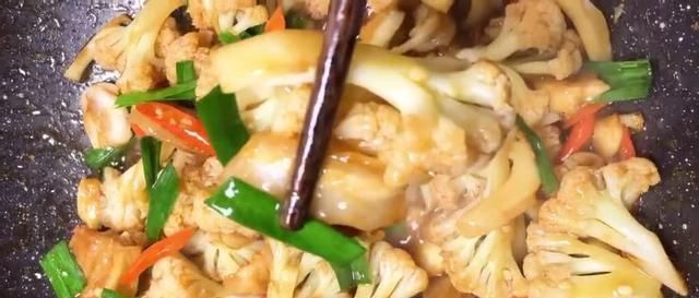 爽脆|家常版花菜炒肉的做法，鲜嫩爽脆营养健康，香辣咸鲜极其下饭