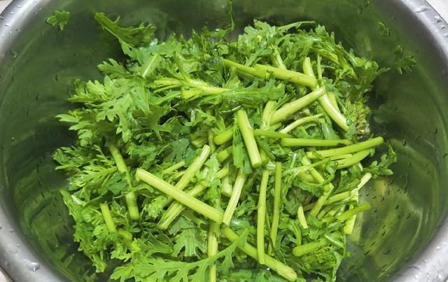 伏天|进入二伏天,记得多吃茼蒿,教你简单做法,3分钟出锅又绿又脆