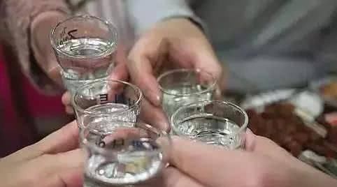  表现|肝癌是酒“泡”出来的？提醒：早起有4个表现，快戒酒，查查肝