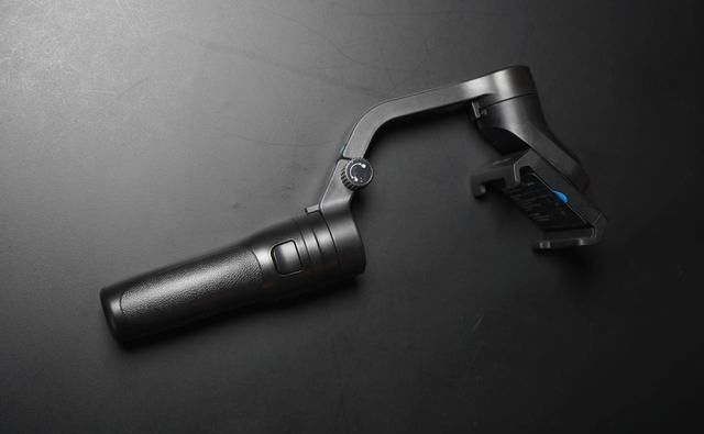  拍出|稳定器越贵越好？飞宇稳定器，低成本玩大动作，还能拍出电影效果