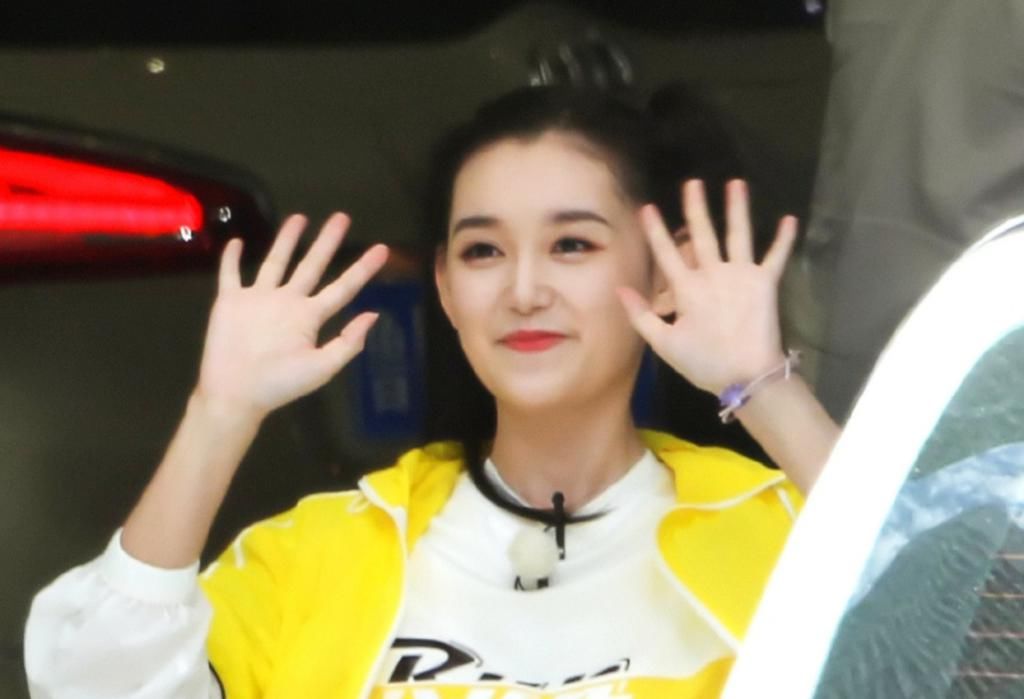  男团|蒋依依和跑男团一起下水，看清她花妆后的颜值，确定有19岁？