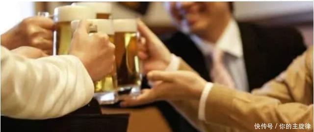 喝酒|酒桌上喝酒吹牛,千万不要说这“三句话”,不然会被别人瞧不起的