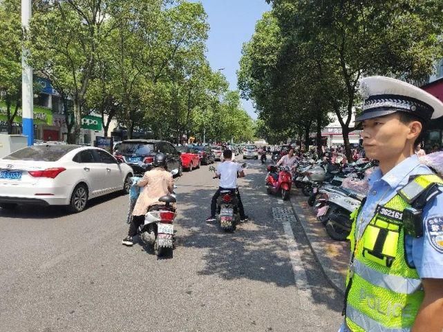 严查|【创文进行时】婺源公安交警严查各类违法行为