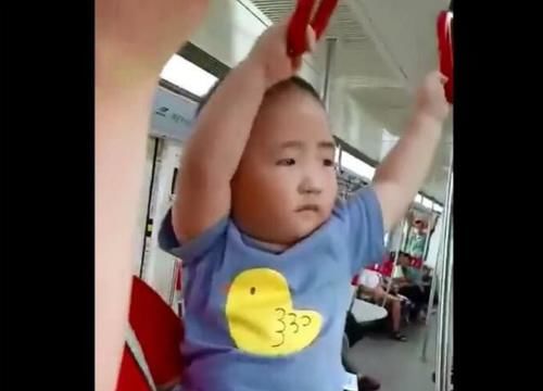 宝宝|宝妈抱着娃坐地铁,全程无人让座,而宝宝的懂事行为被赞有教养