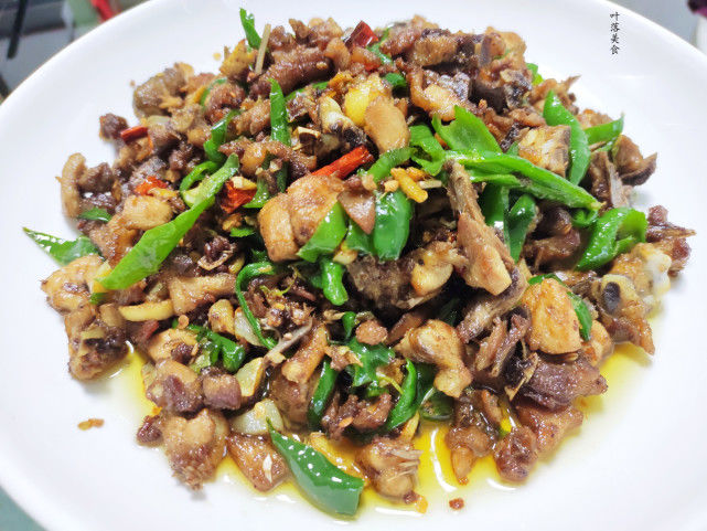  干香|晚餐就做这道辣椒炒鸡，鲜辣开胃，干香下饭，从小到大都吃不腻