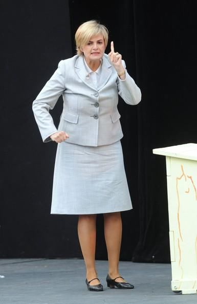 机车|60岁朋克王妃穿长裙骑机车,20岁嫁54岁王子,儿子秃顶颜值成迷