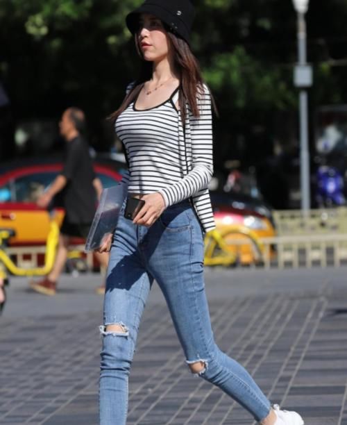  破洞|“花好月圆”的破洞牛仔裤，走走停停的街拍女神，网友：目送你