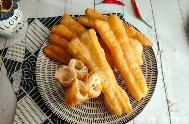  美食|我国传统的美食小吃，炸油条想要蓬松酥脆，最忌加酵母粉