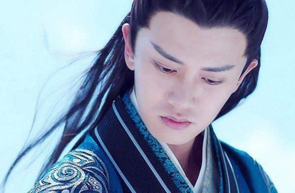  终于|荧幕上酷酷的任嘉伦，没想到是个话痨，非科班出身的他终于出圈了