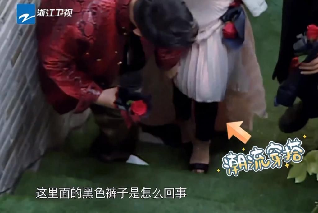  郑恺|郑恺突然掀开baby裙子，谁留意baby说了什么？网友：黄晓明知道吗？