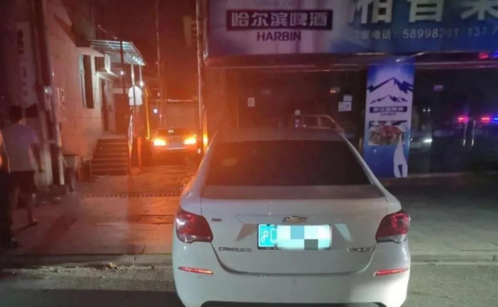 更让人|几十米的路,前后三人轮换开宝马,后果惨不忍睹!原因更让人无语…