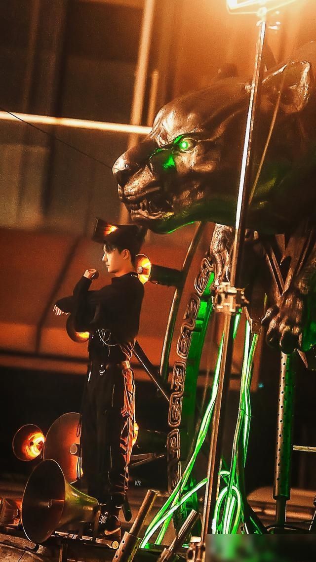  威亚|王一博街舞3首现风采，与豹同行威亚舞高燃炸场