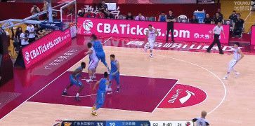  万圣|CBA赛场爆发激烈冲突！翟晓川和万圣伟打了起来，两人均被吹违体