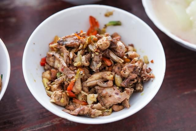  朴实|亲戚来陪二伯过生日，二伯母做了9个菜招待，网友：朴实的农家菜