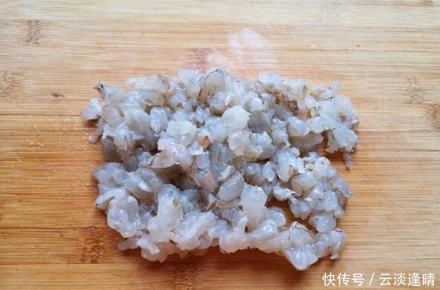 面条|秋季吃面条不如吃饺子,香菇与虾仁搭配在一起,鲜香可口