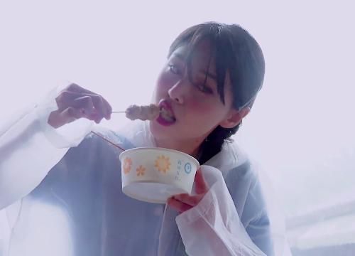  架子|郑爽录节目时偷懒吃路边摊，却不付钱拿起就吃，演员架子可真大