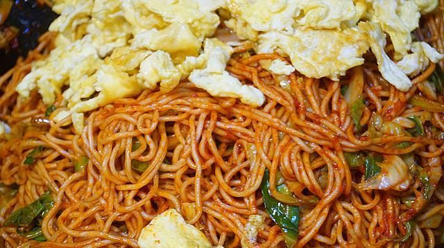 炒面|一家三口的晚餐30元做一桌,营养好做又实惠,夏天没胃口就这样吃