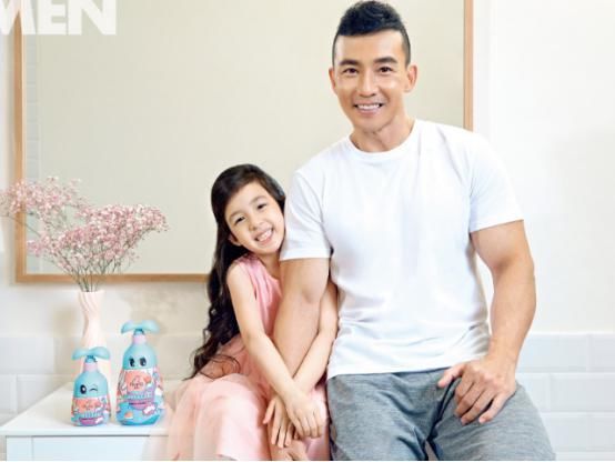  可爱|小泡芙不再可爱，长大后长发及腰似女神，坐在爸爸身边一脸娇羞