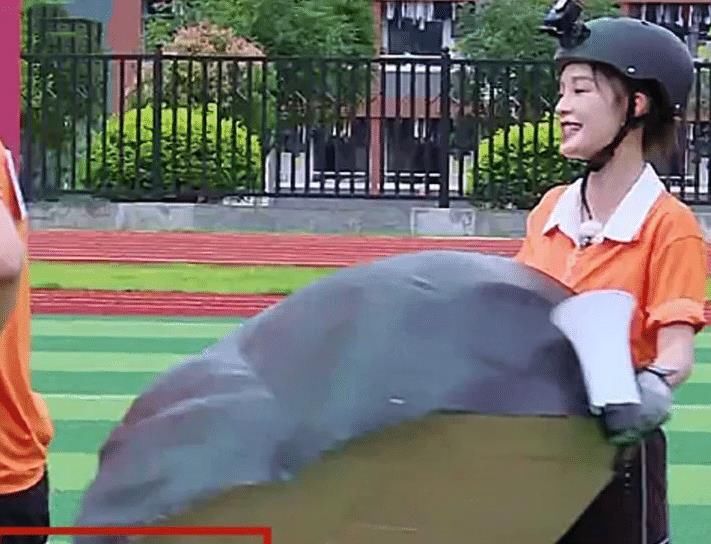  李沁|《跑男》道具真有120斤？要不是李沁不小心说漏嘴，观众都被骗了