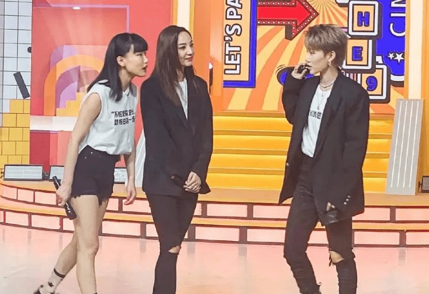  这位|THE9团综：郑希怡追星成功，看到这位重量级姐姐，网友直呼有排场