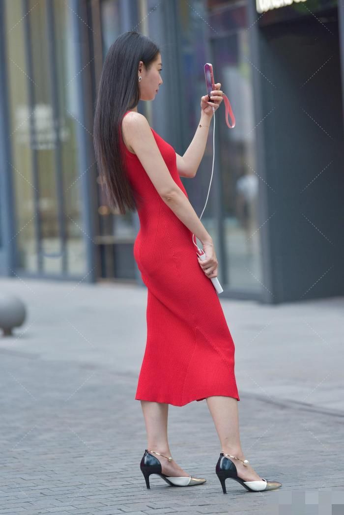 珍珠|火红连衣裙，搭配银色珍珠细高跟，彰显成熟女人魅力