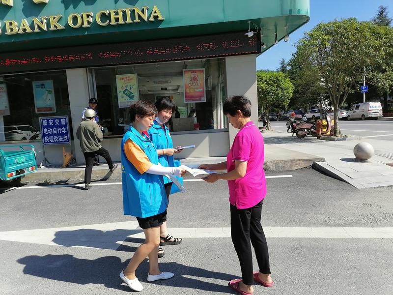 斑马线|夏日炎炎，斑马线上的风景因你们而美