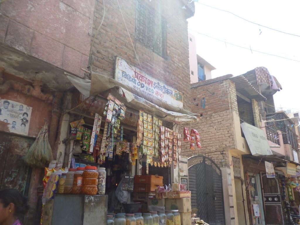  刺死|印度3名青少年将一男子拖拽数米后28刀将其刺死，路人冷眼看热闹