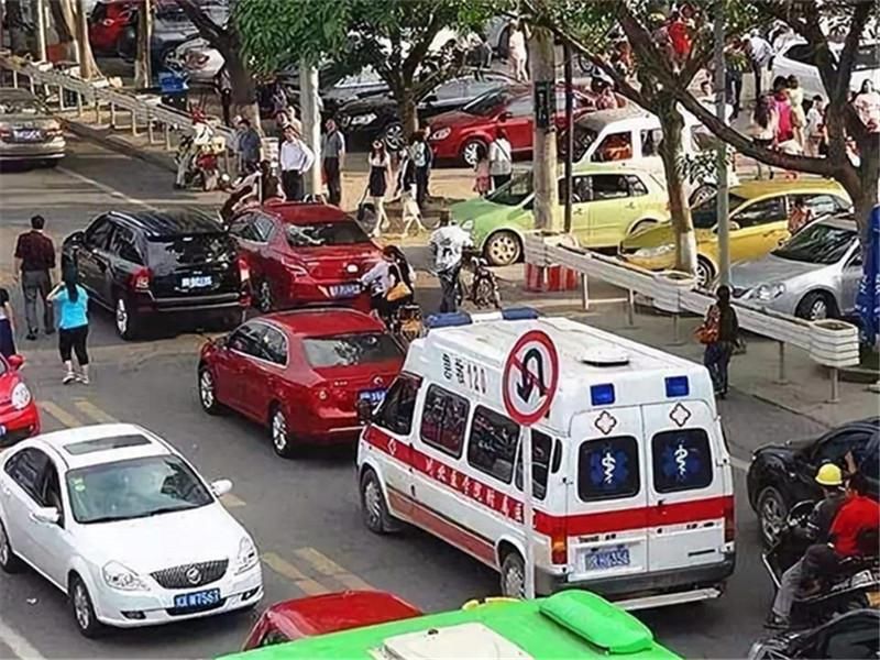 交警|路虎挡住救护车被罚200扣3分,车主一脸委屈:不闯红灯也有错?