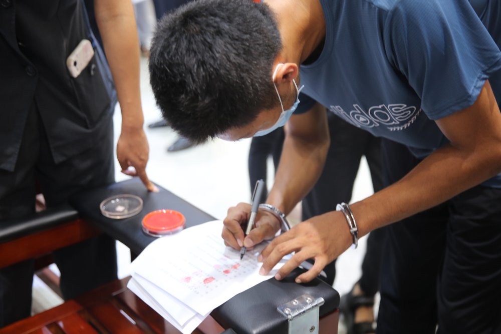 蚂蚁|山东首例“套路搬”案件一审宣判“蚂蚁搬家”专门来法院送锦旗