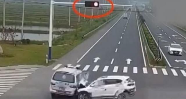  救护车|SUV正常行驶，撞翻闯红灯救护车，交警：救护车全责