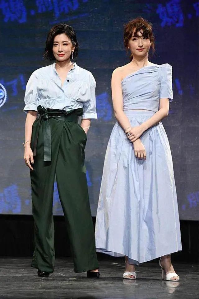  配色|刘德华称她为“美女”，如今45岁气质尚佳，穿衬衫配阔腿裤太显胖