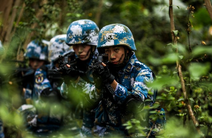 建军节|建军节丨致敬中国女兵！军旗有你更鲜艳