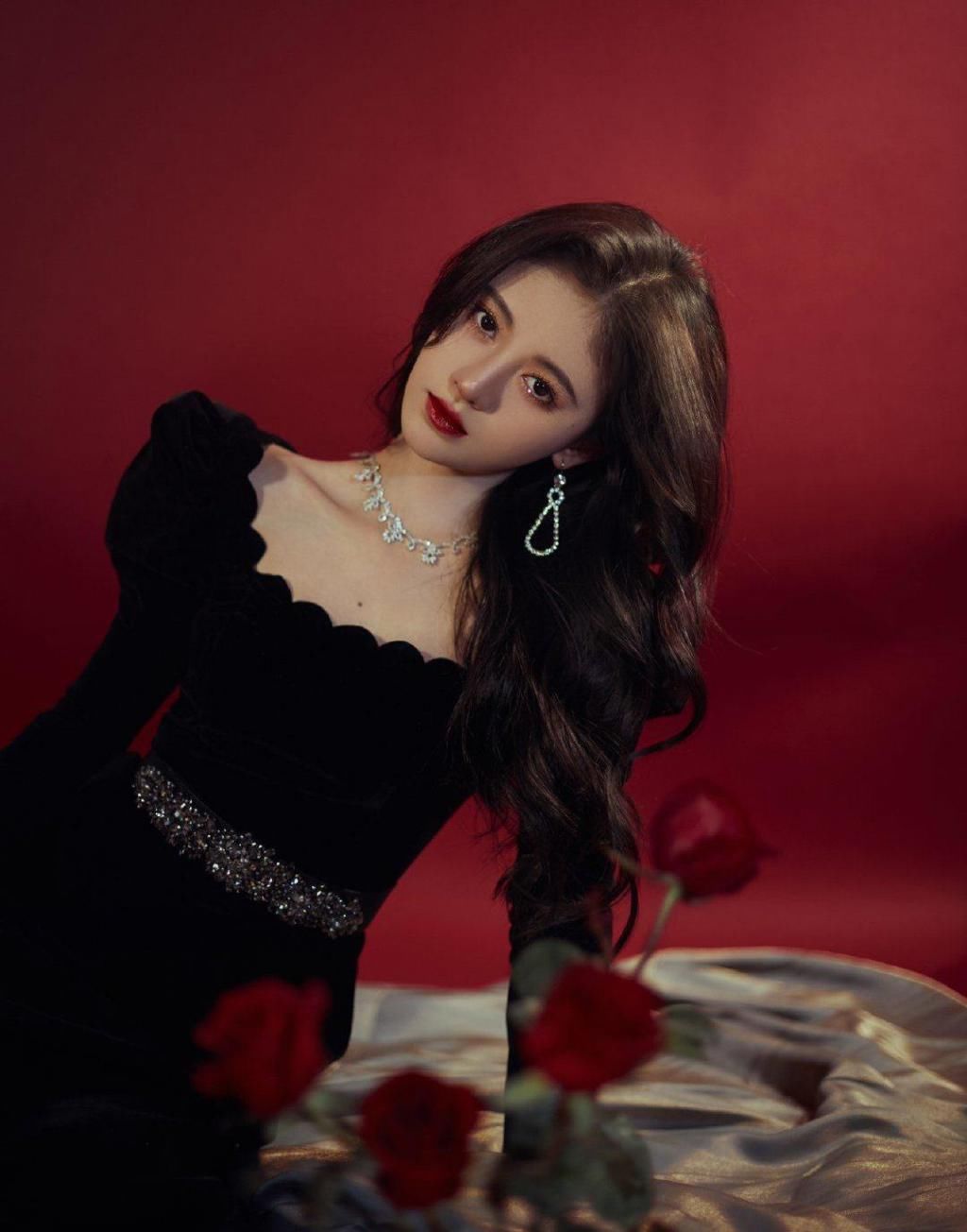 学习她|别跷二郎腿了!现在流行美人坐,看看热巴、鞠婧祎就知道有多惊艳